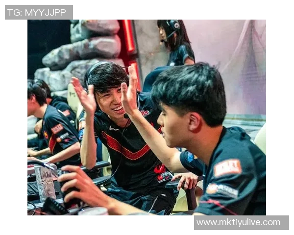 文班赛后与保罗亲密耳语击掌庆祝胜利瞬间引发热议 文班赛后与保罗亲密耳语击掌庆祝胜利瞬间引发热议