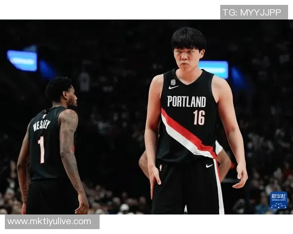 杨瀚森G联盟比赛三分球失误尴尬投篮竟然击中篮板侧沿引发笑声