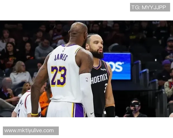 狄龙半场表现抢眼得分上双但犯规频繁状态堪忧 狄龙半场表现抢眼得分上双但犯规频繁状态堪忧